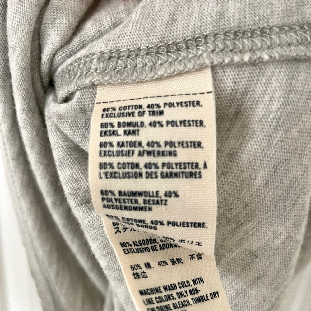 NWT Abercrombie & Fitch Graphic Moose V-Neck Tee Light Gray size XS/Small - Picture 2 of 5